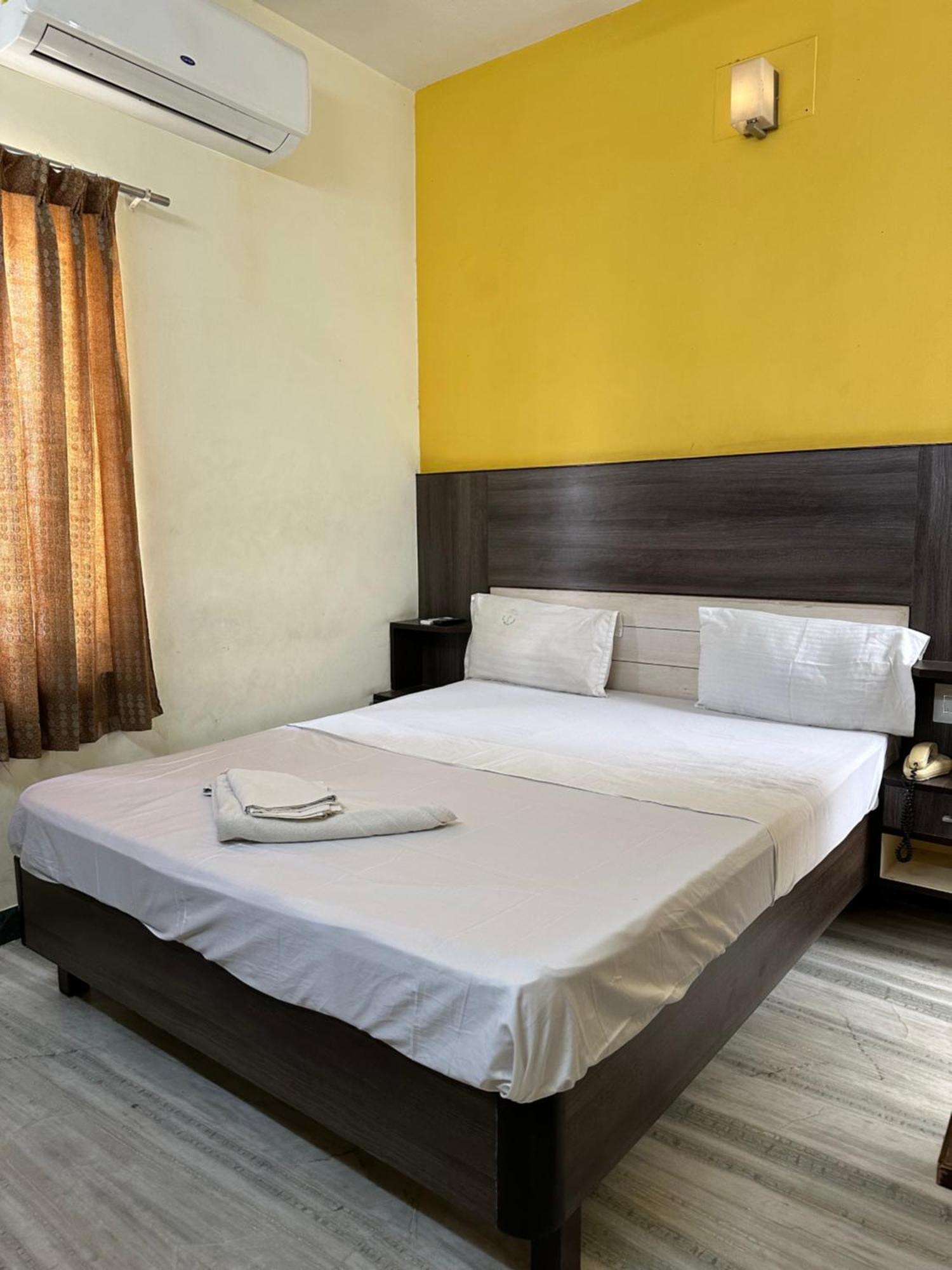 Hotel Priya Towers Nāmakkal 外观 照片
